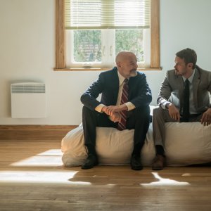 Patriot: Terry O’Quinn e Michael Dorman in una scena della serie Amazon