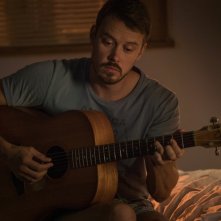 Patriot: Michael Dorman nella serie Amazon