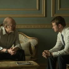 Patriot: Kurtwood Smith e Michael Dorman in una scena della serie Amazon