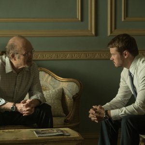 Patriot: Kurtwood Smith e Michael Dorman in una scena della serie Amazon