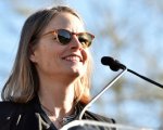 Oscar 2017: da Jodie Foster a Michael J. Fox, le star protestano contro Trump