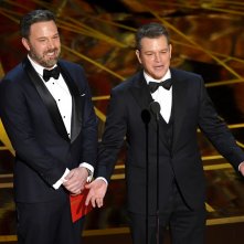 Oscar 2017: Matt Damon con Ben Affleck sul palco