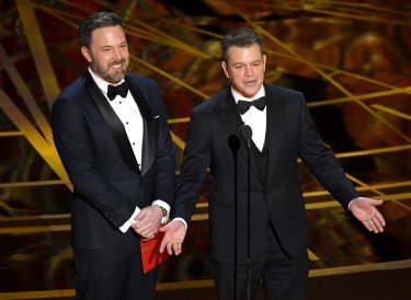 Oscar 2017: Matt Damon con Ben Affleck sul palco