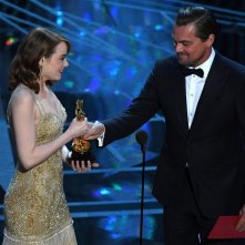 Oscar 2017: Emma Stone riceve il premio da Leonardo DiCaprio
