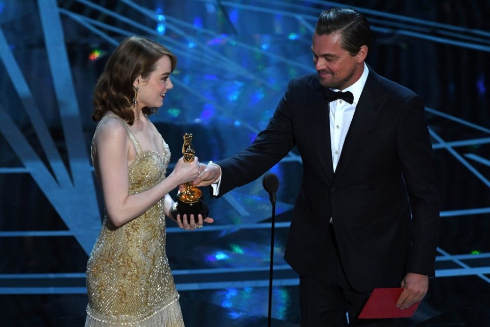 Oscar 2017: Emma Stone riceve il premio da Leonardo DiCaprio