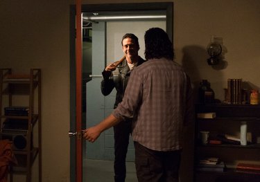 The Walking Dead: Jeffrey Dean Morgan e Josh McDermitt in Hostiles and Calamities