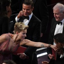 Oscar 2017: un elegante baciamano per Terrence Howard e Scarlett Johansson