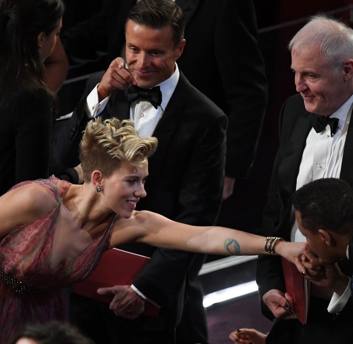 Oscar 2017: un elegante baciamano per Terrence Howard e Scarlett Johansson