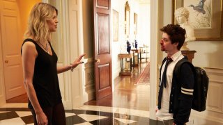 The Mick: una foto di Kaitlin Olson e Thomas Barbusca nella serie