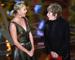 Charlize Theron agli Oscar 2017: una TV iraniana censura l'abito della diva