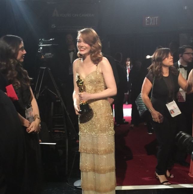 Oscar 2017: Emma Stone nel backstage con la statuetta