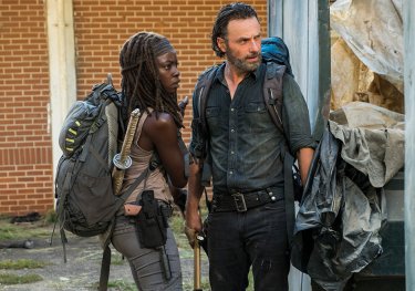 The Walking Dead: i protagonisti Andrew Lincoln e Danai Gurira in Say Yes