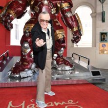 Stan Lee con l'Hulkbuster svelato da Madame Tussauds