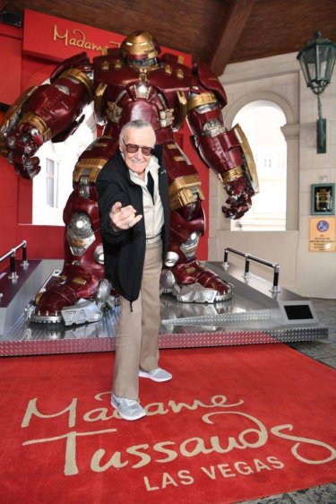 Stan Lee con l'Hulkbuster svelato da Madame Tussauds