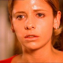 Buffy the Vampire Slayer: un primo piano di Sarah Michelle Gellar nel drammatico episodio Un corpo freddo
