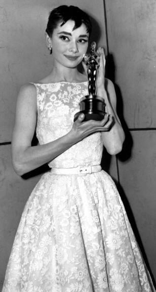 Audrey Hepburn alla cerimonia degli Oscar del 1954
