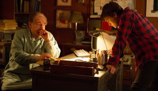 Autopsy: Emile Hirsch e Brian Cox in una scena del film