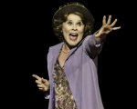 Imelda Staunton contro le patatine: snack 'vietati' in sala per la sua performance