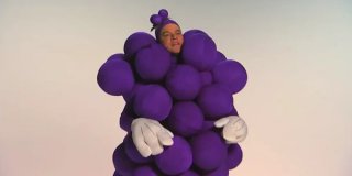 Matt Damon travestito da grappolo d'uva per uno sketch