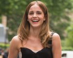 Emma Watson interrompe un'intervista per un gesto di cortesia (VIDEO)