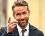 Logan: Ryan Reynolds sfotte Hugh Jackman sui fan cinesi