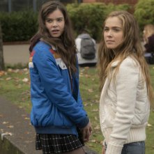 17 anni (e come uscirne vivi): Hailee Steinfeld e Haley Lu Richardson in una scena del film