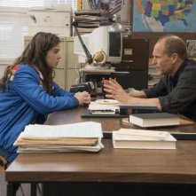 17 anni (e come uscirne vivi): Hailee Steinfeld e Woody Harrelson in una scena del film