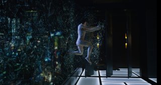 Ghost in the Shell: Scarlett Johansson in una scena d'azione del film