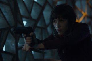 Ghost in the Shell: Scarlett Johansson con una pistola in una scena del film