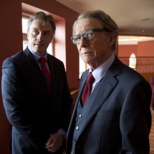 Il viaggio: Toby Stephens e John Hurt in una scena del film