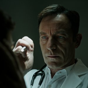 La cura dal benessere: Jason Isaacs in una scena del film