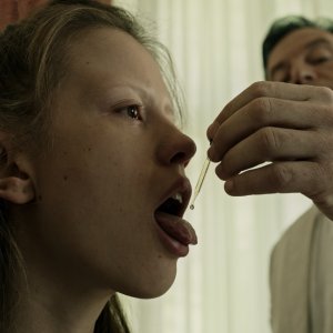 La cura dal benessere: Jason Isaacs e Mia Goth in una scena del film