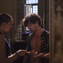 Non è un paese per giovani: Sara Serraiocco e Giovanni Anzaldo in una scena del film