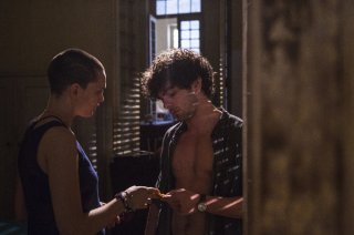 Non è un paese per giovani: Sara Serraiocco e Giovanni Anzaldo in una scena del film