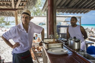 Non è un paese per giovani: Sergio Rubini in una scena del film