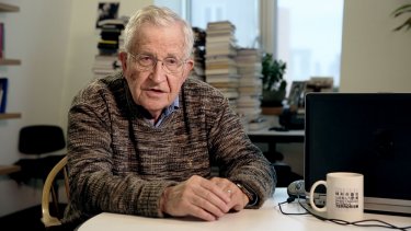 Piigs - Ovvero come imparai a preoccuparmi e a combattere l’austerity: Noam Chomsky in un'immagine del documentario