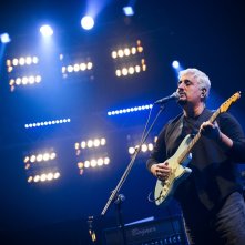 Pino Daniele - Il tempo resterà: il cantante napoletano sul palco in un'immagine del documentario