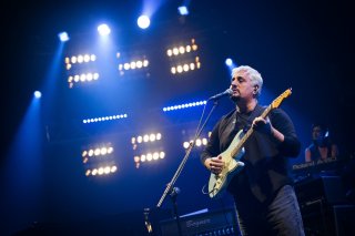 Pino Daniele - Il tempo resterà: il cantante napoletano sul palco in un'immagine del documentario