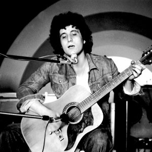 Pino Daniele - Il tempo resterà: il cantante napoletano in un'immagine d'archivio in cui canta sul palco