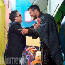 Thor: Ragnarok - Mark Ruffalo e Chris Hemsworth in una foto del film