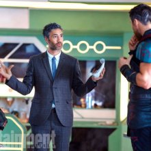 Thor: Ragnarok - Taika Waititi dà delle indicazioni a Tessa Thompson e Chris Hemsworth