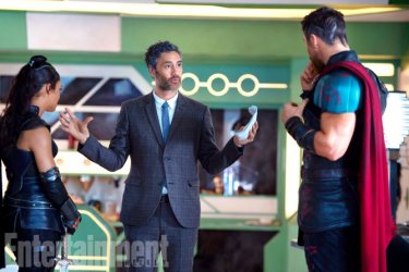 Thor: Ragnarok - Taika Waititi dà delle indicazioni a Tessa Thompson e Chris Hemsworth