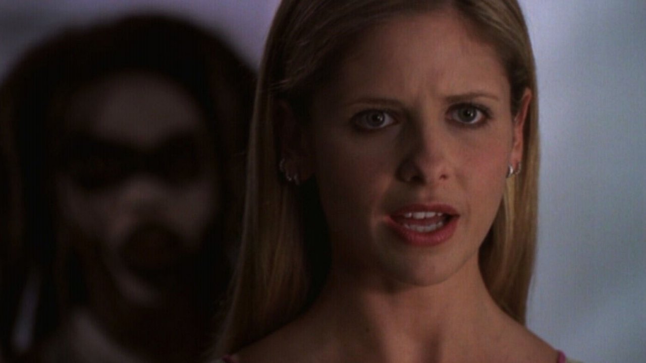 Primo piano di Sarah Michelle Gellar in Buffy l'ammazzavampiri