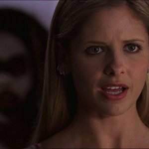 Una scena di Buffy, con Sarah Michelle Gellar