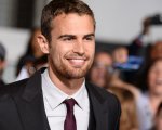 Theo James rivela: 'Non voglio fare selfie con i fan'