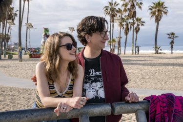 Love: una foto dei protagonisti Gillian Jacobs e Paul Rust