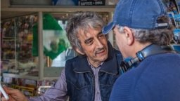 Non è un paese per giovani - Clip 'L'edicola di Cesare'