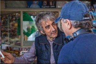 Non è un paese per giovani - Clip 'L'edicola di Cesare'