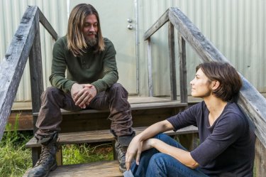 The Walking Dead: una foto di Tom Payne e Lauren Cohan in The Other Side