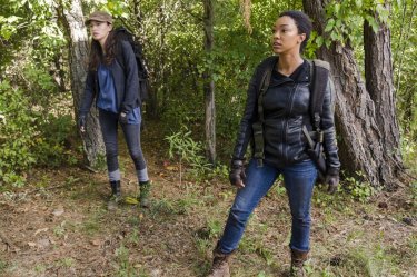 The Walking Dead: le attrici Christian Serratos e Sonequa Martin in The Other Side